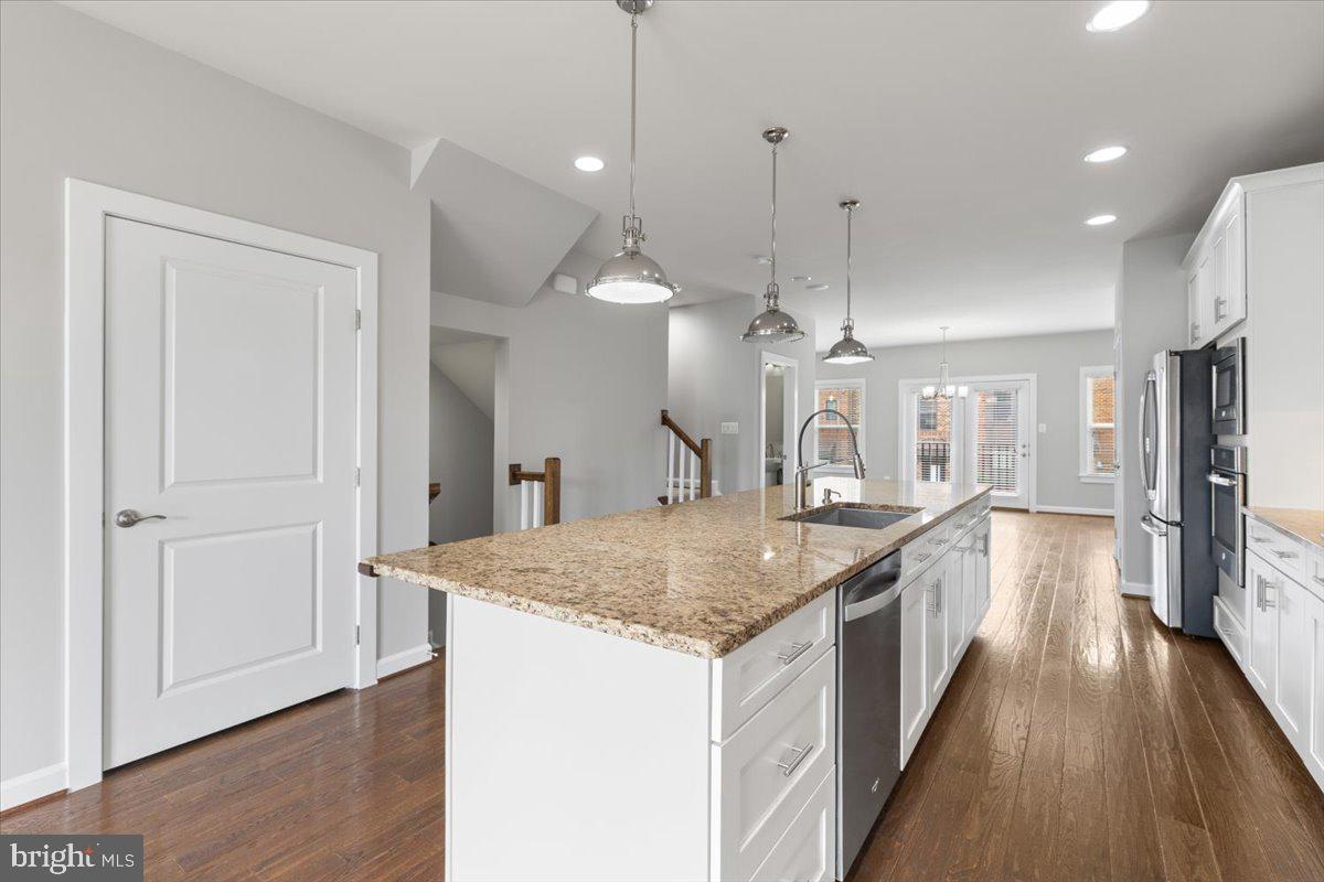 METRO ROW - Residential