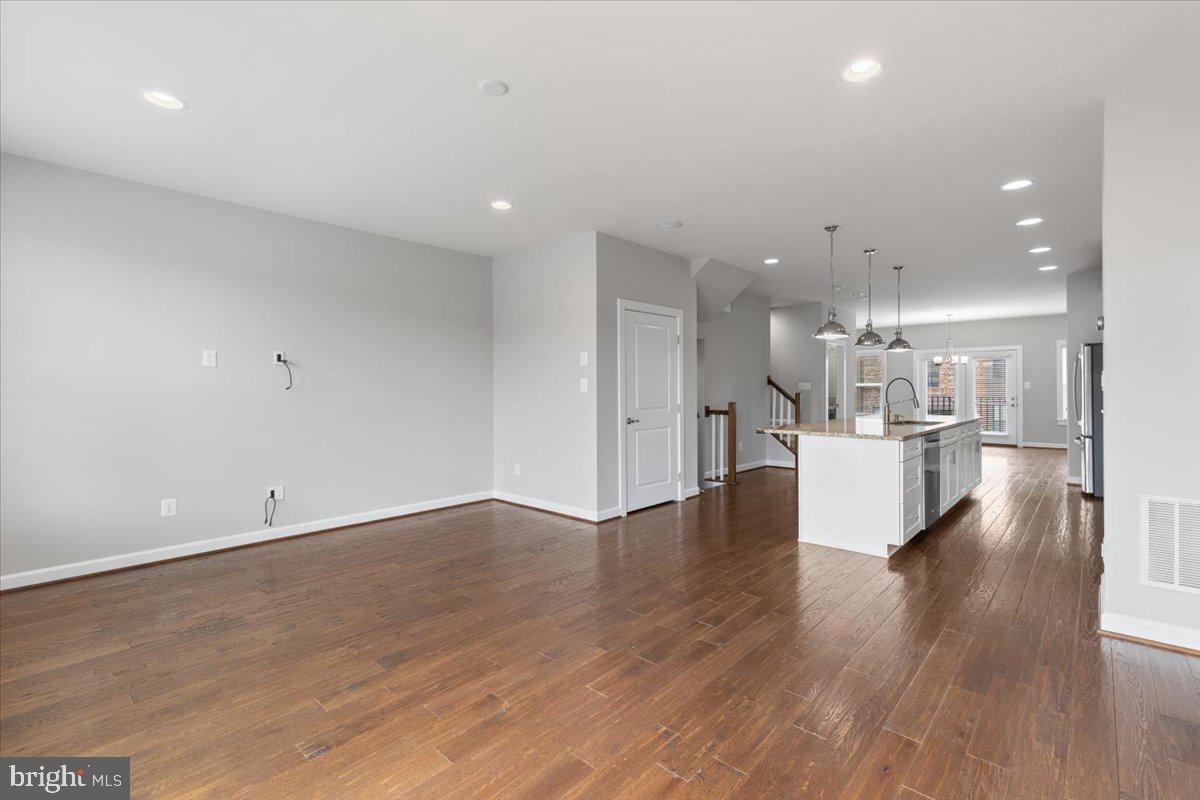 METRO ROW - Residential