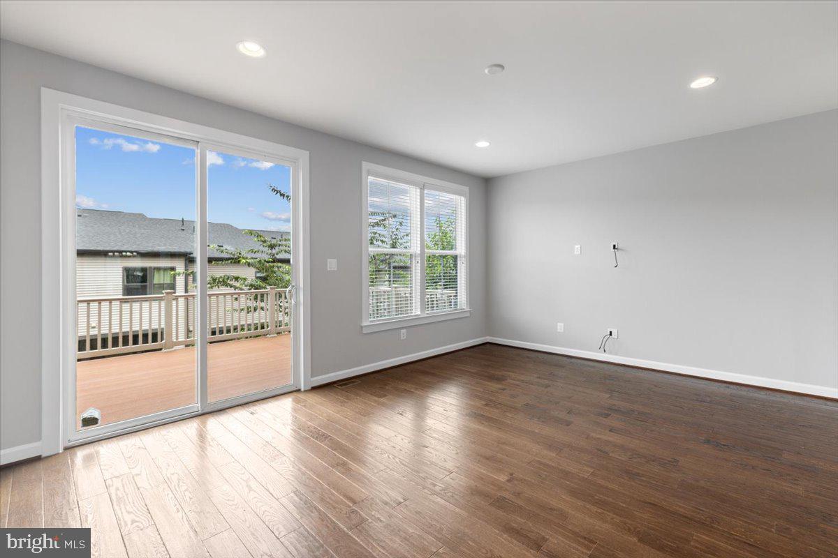 METRO ROW - Residential