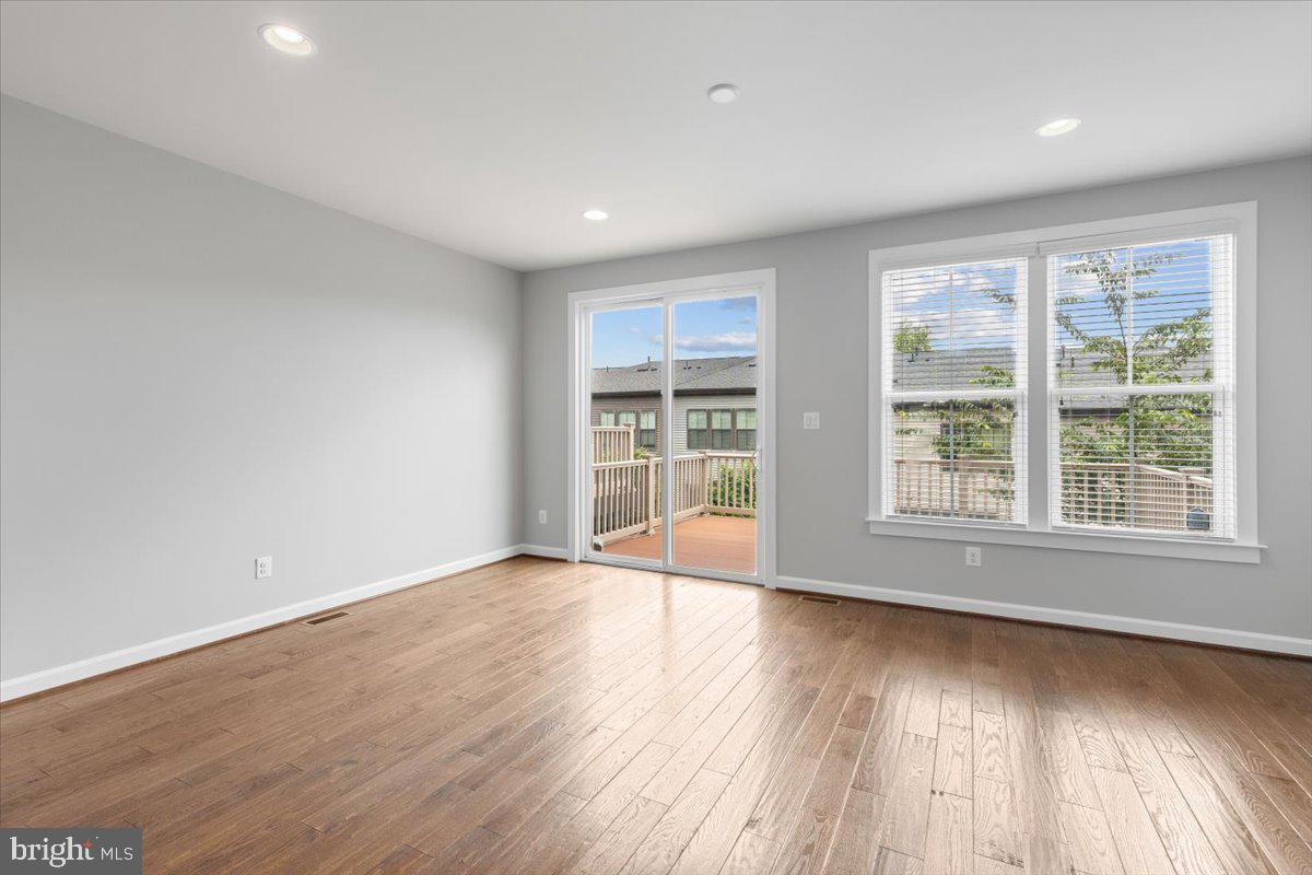 METRO ROW - Residential