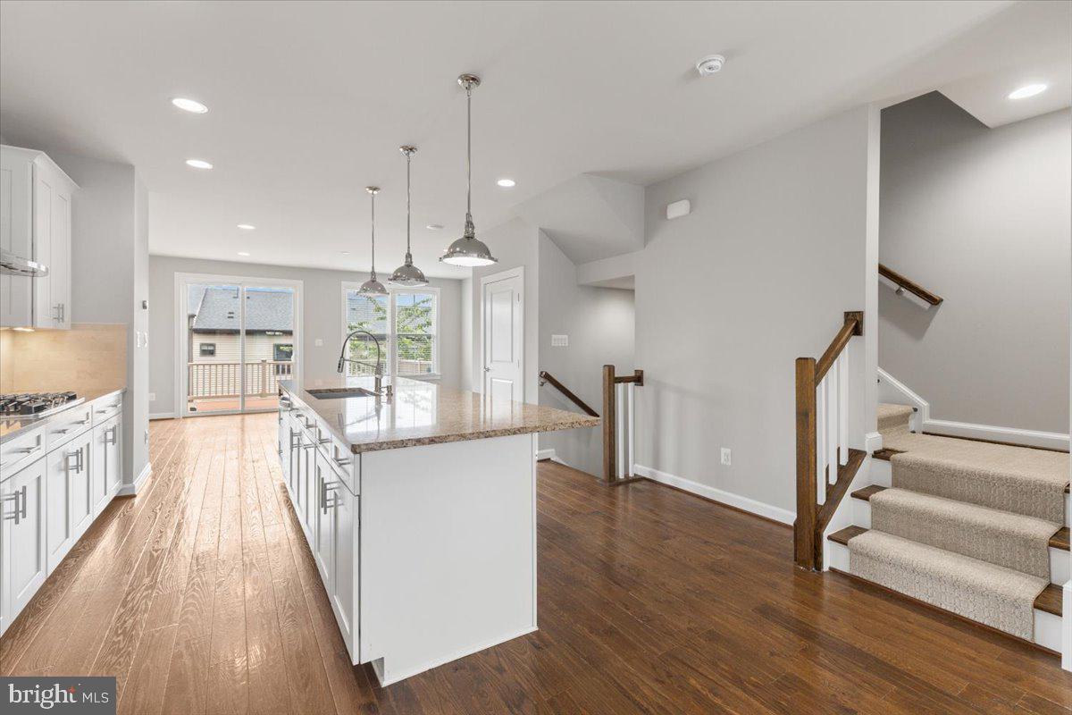 METRO ROW - Residential