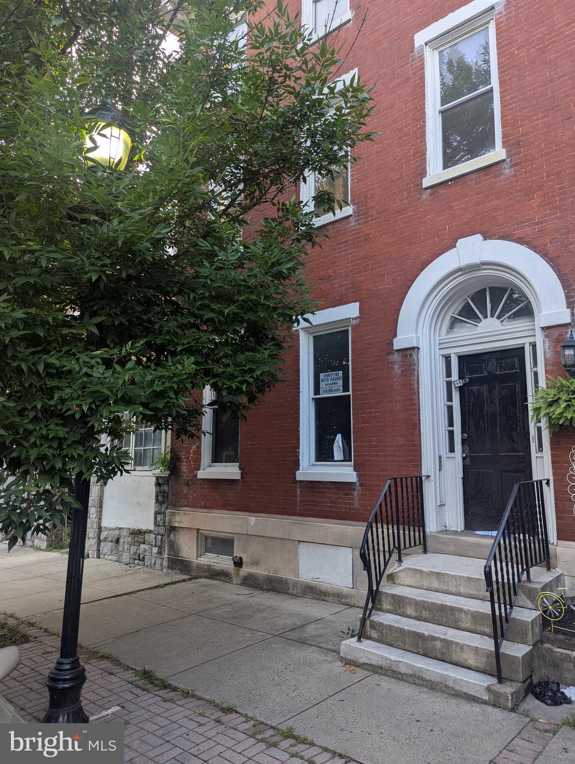 Triplex needing total renovation or redevelopment. Was previously approved for 6 condos and commercial space. Has alley acess and offer street parking! Large side and rear yard for area.