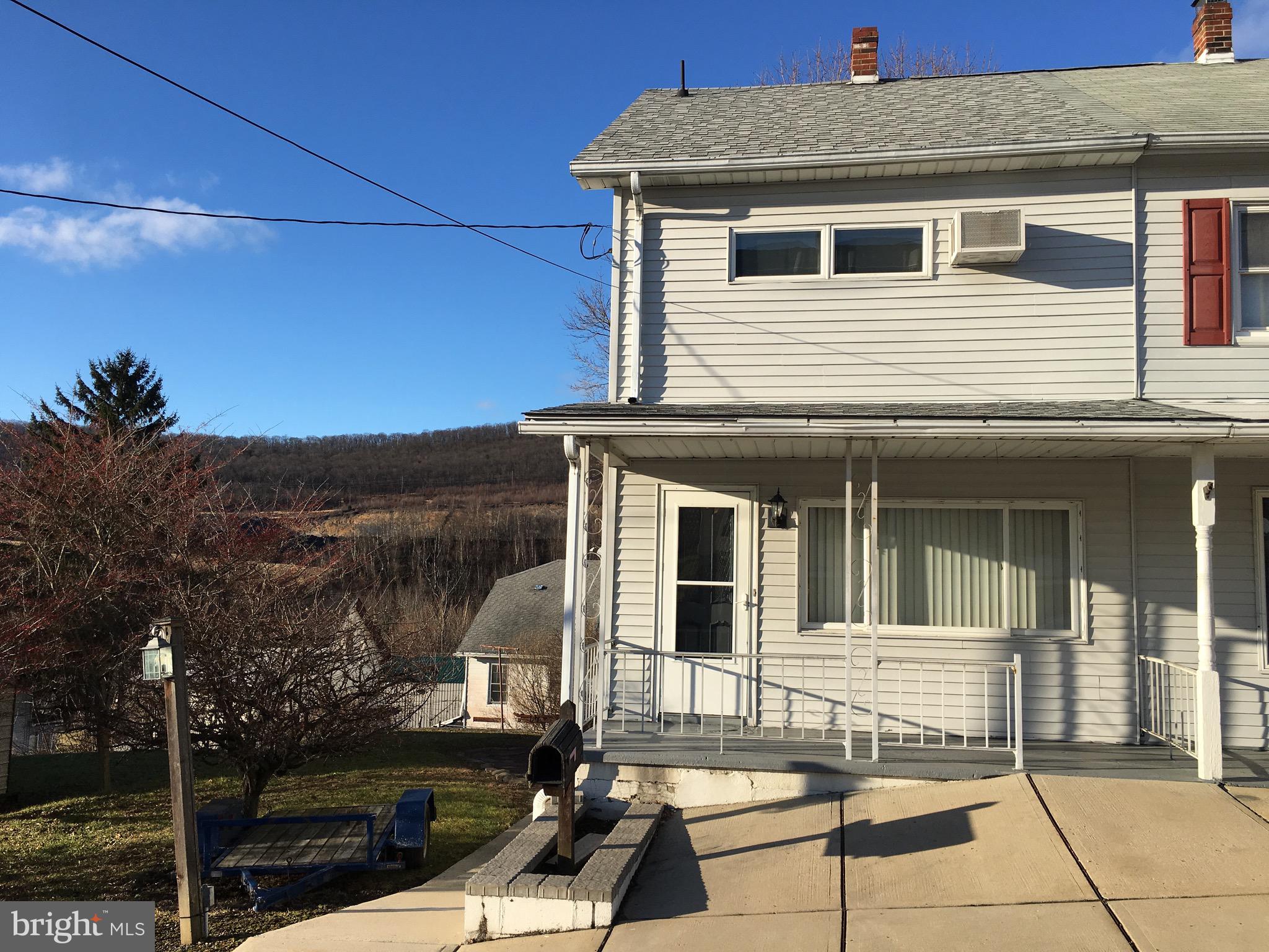 This nice  half double features 3 bedrooms, newer  bathroom,  main  floor laundry,  big eat in kitchen. Would make a great starter home or investment opportunity!
