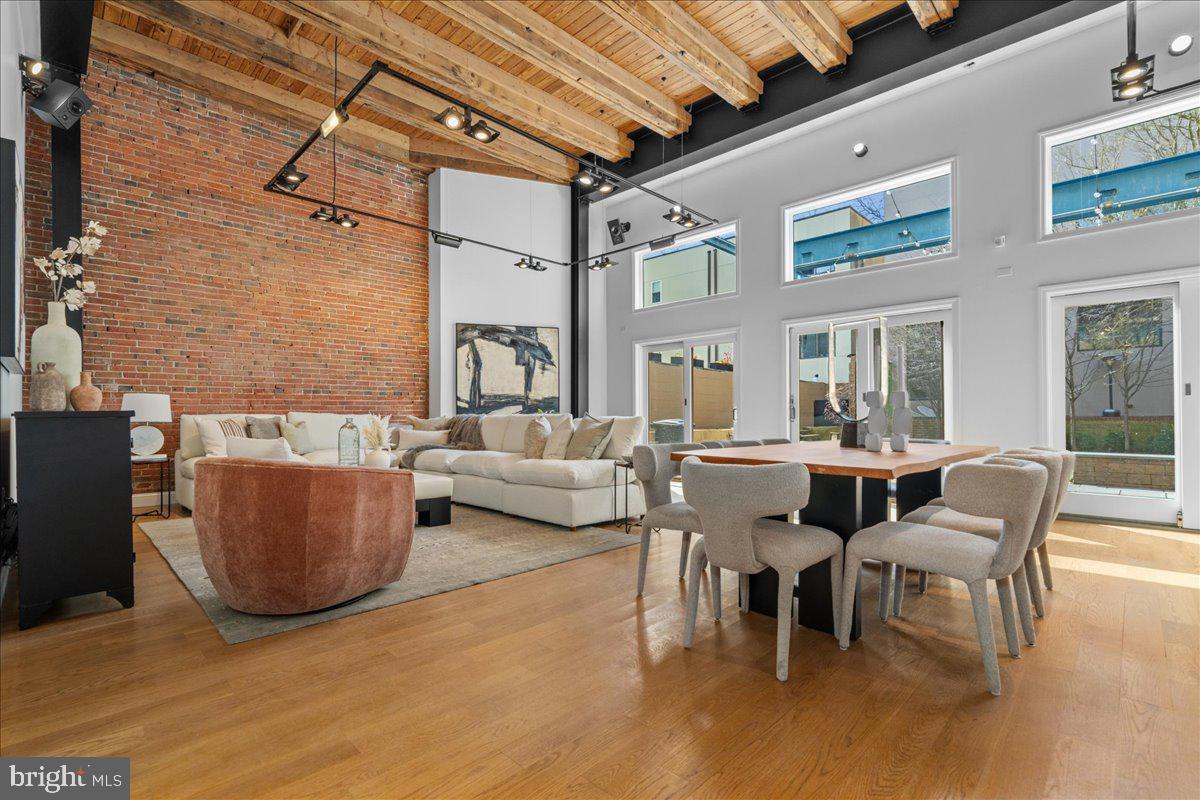 QUEEN VILLAGE - Residential