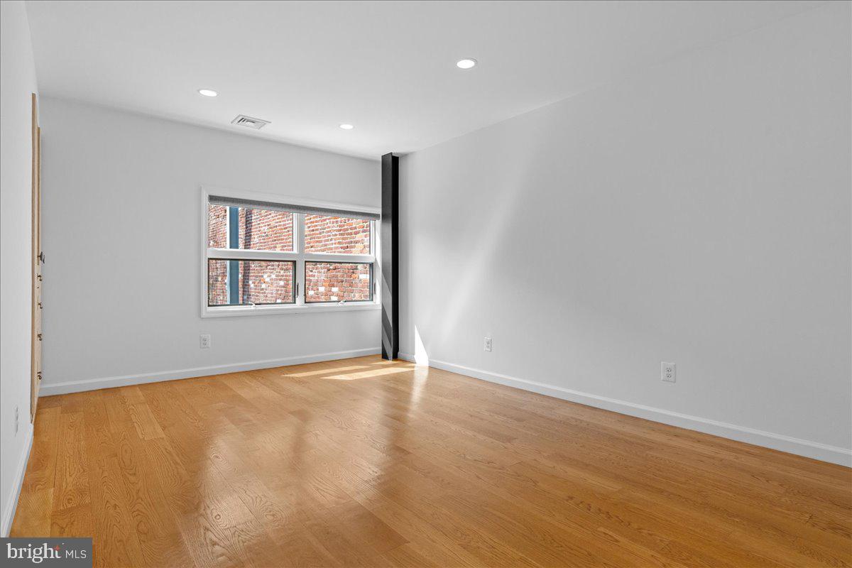 QUEEN VILLAGE - Residential