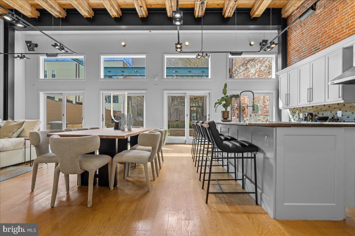 QUEEN VILLAGE - Residential