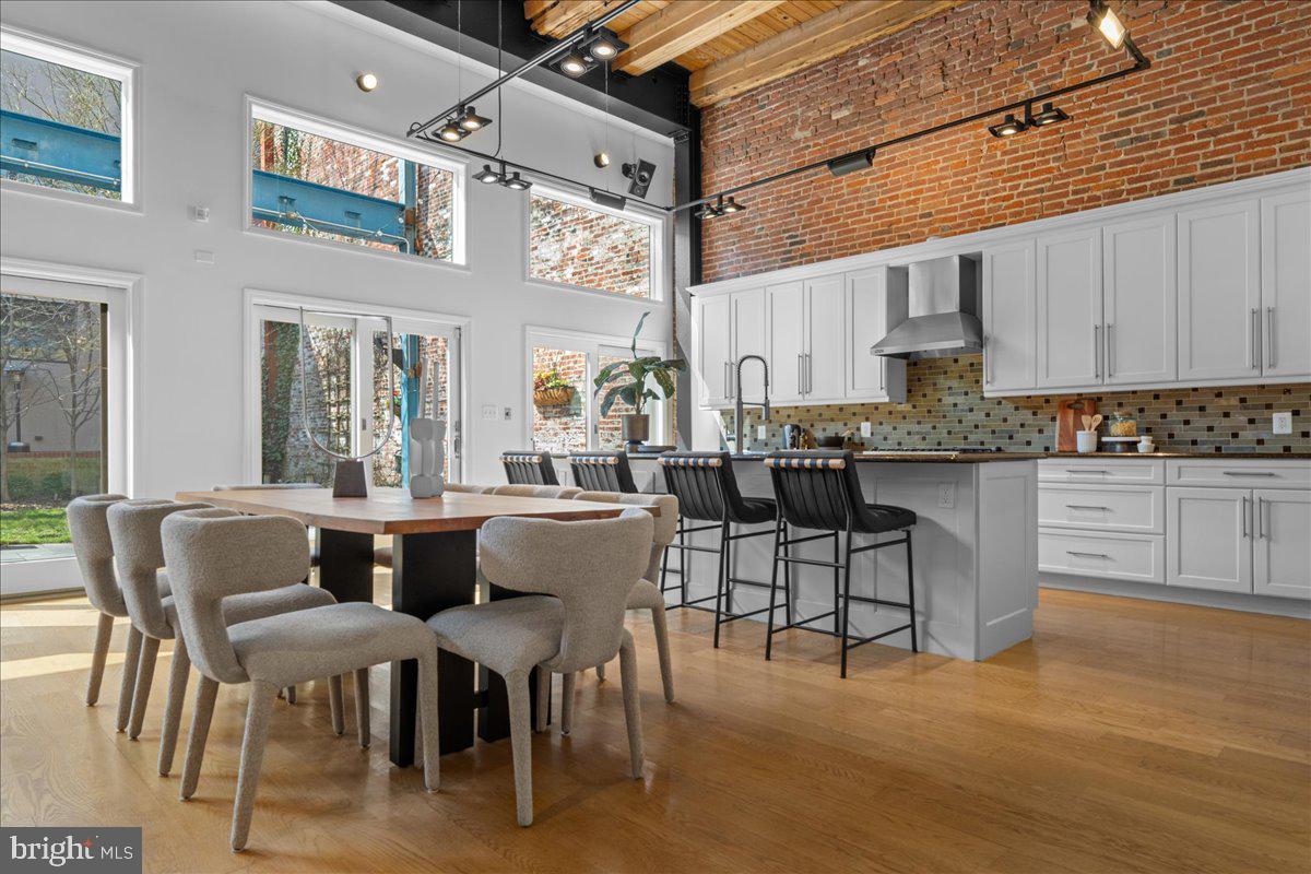 QUEEN VILLAGE - Residential