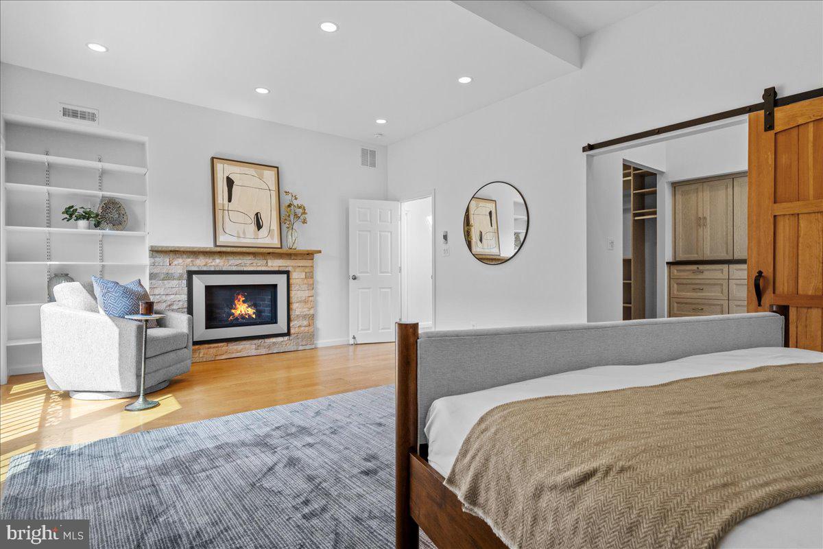 QUEEN VILLAGE - Residential