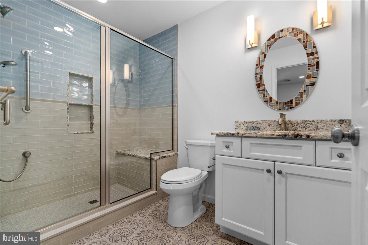 QUEEN VILLAGE - Residential