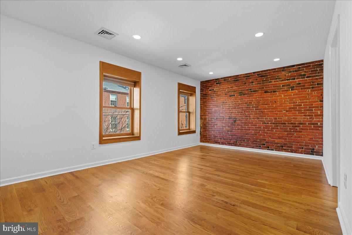QUEEN VILLAGE - Residential
