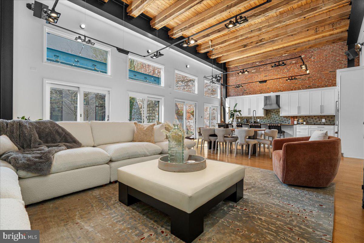 QUEEN VILLAGE - Residential
