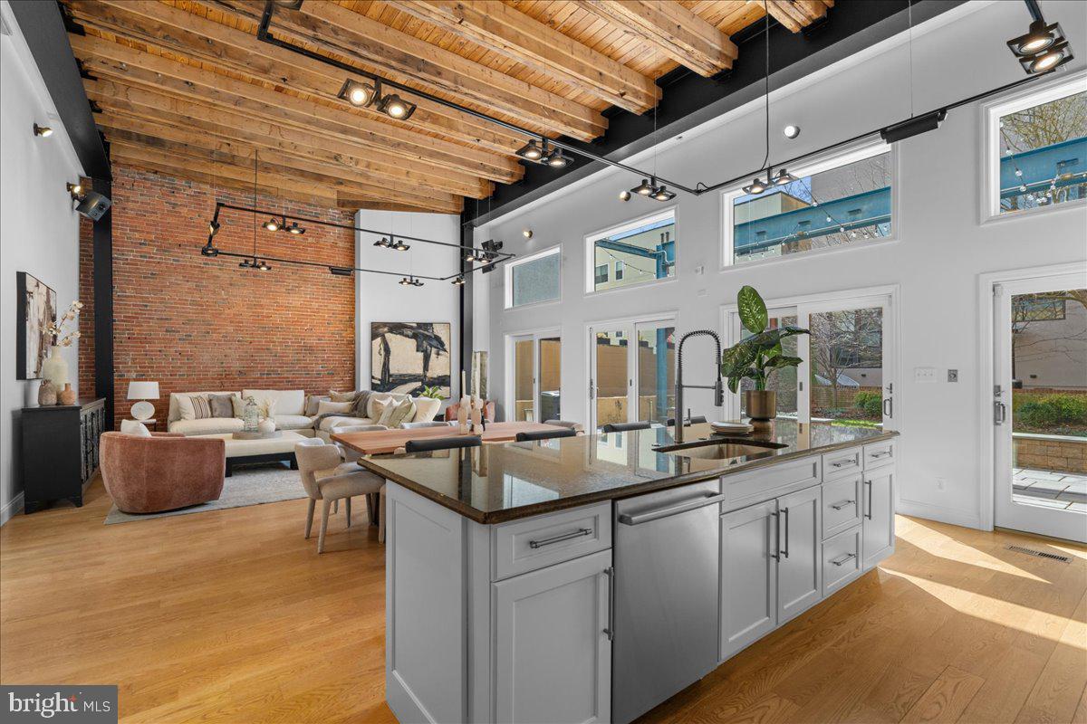 QUEEN VILLAGE - Residential