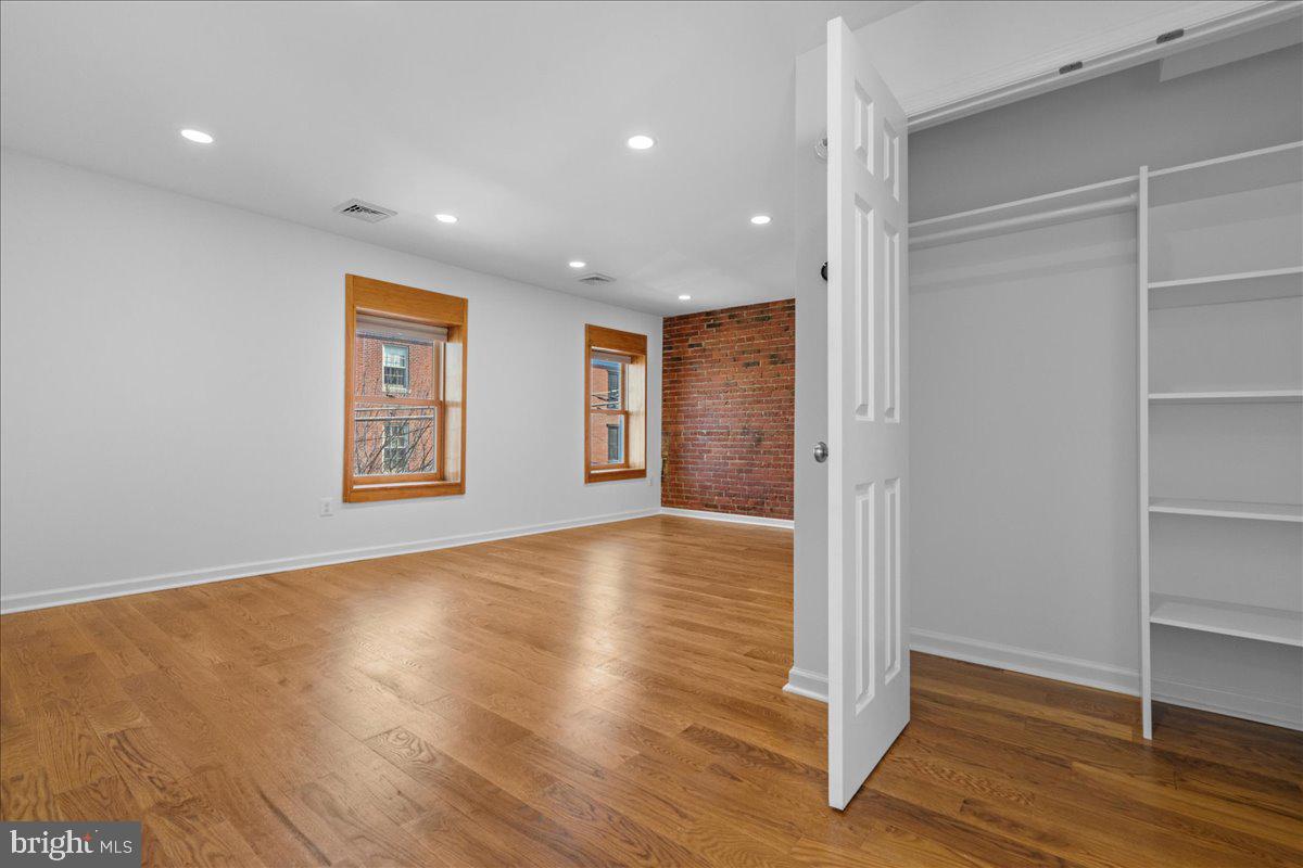 QUEEN VILLAGE - Residential