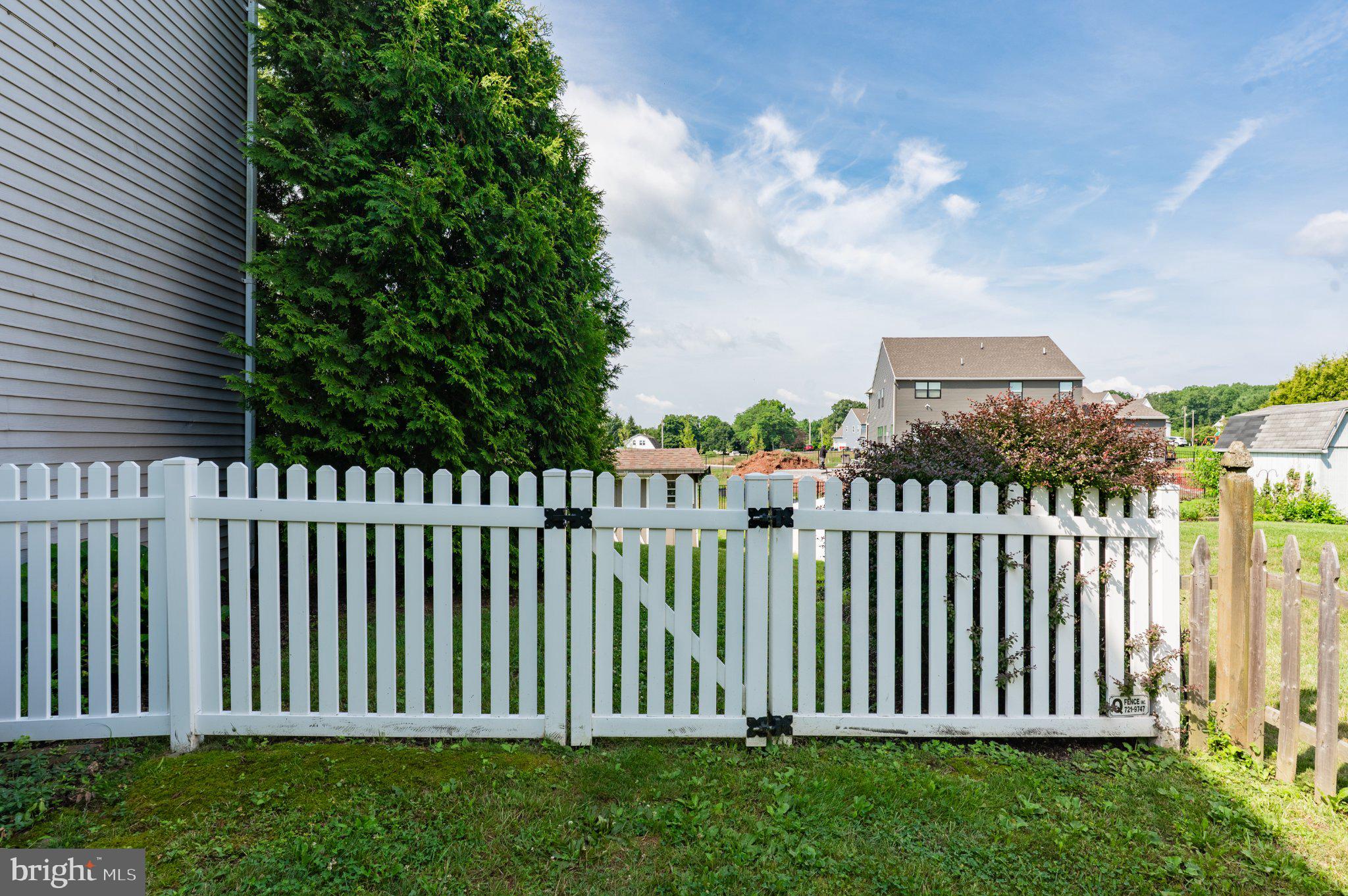 STRAWBERRY FIELDS - Residential