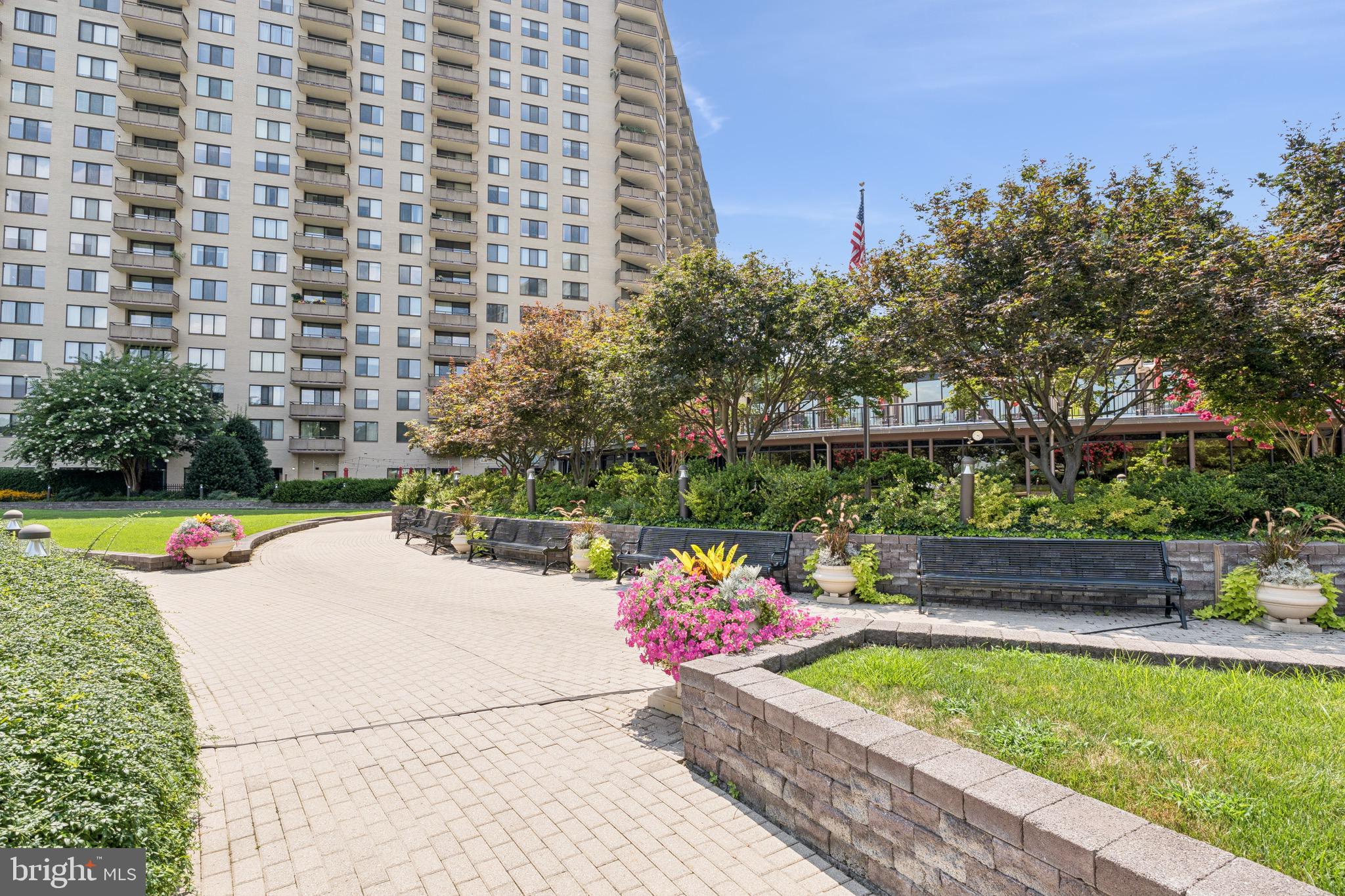 PROMENADE TOWERS - Residential