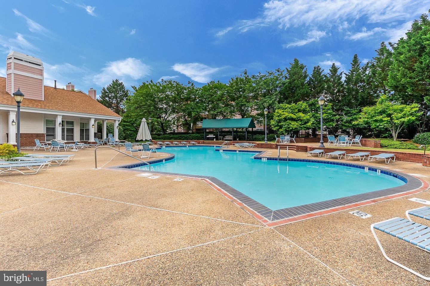 ASHBURN FARM - Residential Lease