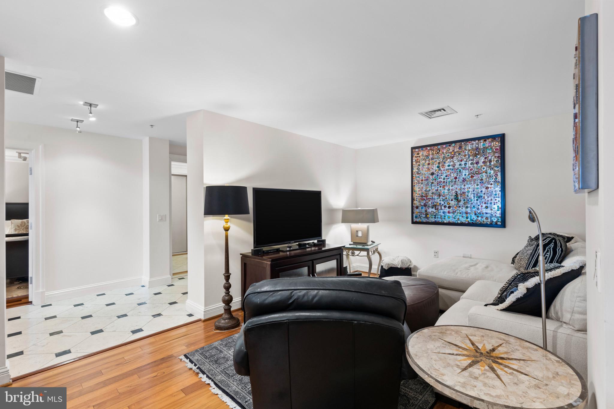 THE RITZ-CARLTON RESIDENCES - Residential