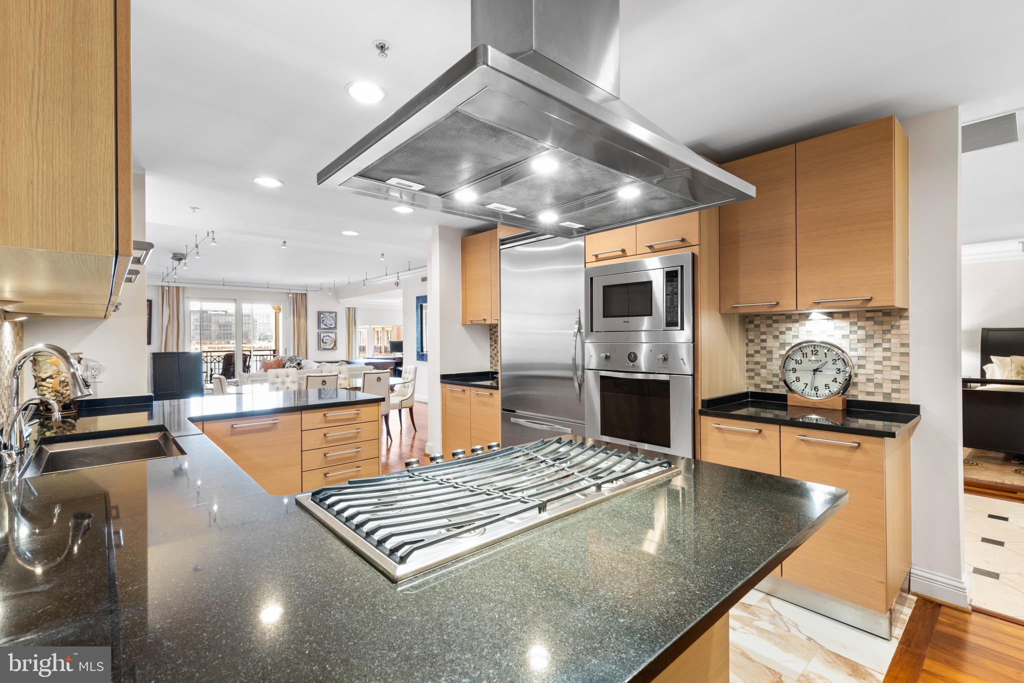THE RITZ-CARLTON RESIDENCES - Residential