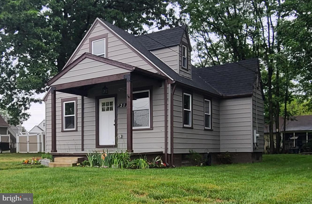 This home features 3 bedrooms and 2 full baths on a large lot, with an updated kitchen boasting granite countertops and stainless steel appliances. Enjoy newly refinished hardwood floors, fresh carpet, and ceramic tile in the bathrooms. There’s plenty of storage tucked behind charming sliding barn doors throughout the upstairs.