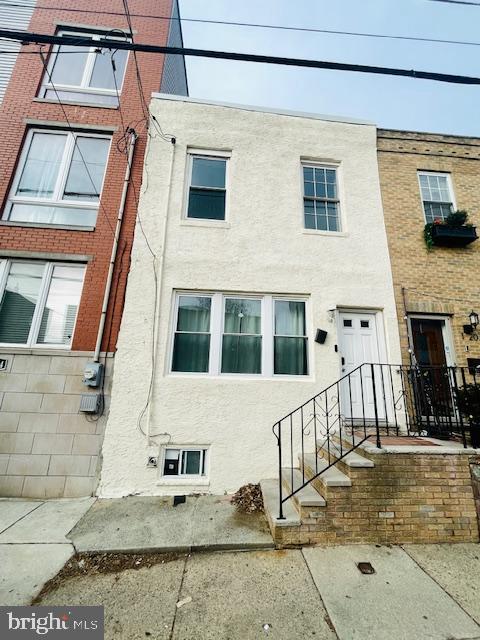 This is the perfect Point Breeze home to make your own! Nestled in-between Tasker Street and Morris Street, 1 block from blossoming Point Breeze avenue, this is a first time home buyer or possible long term investors dream! This property has 3 spacious bedrooms, central air/heat, with hardwood floors throughout the entire house! 1.5 bathrooms, washer/dryer in the basement & big backyard.