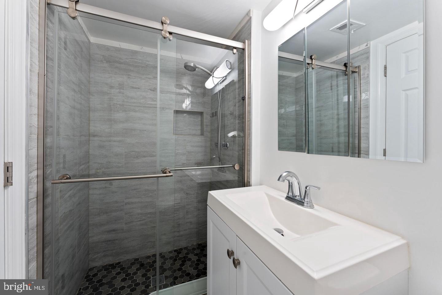 BRIARWOOD COURT - Residential Lease