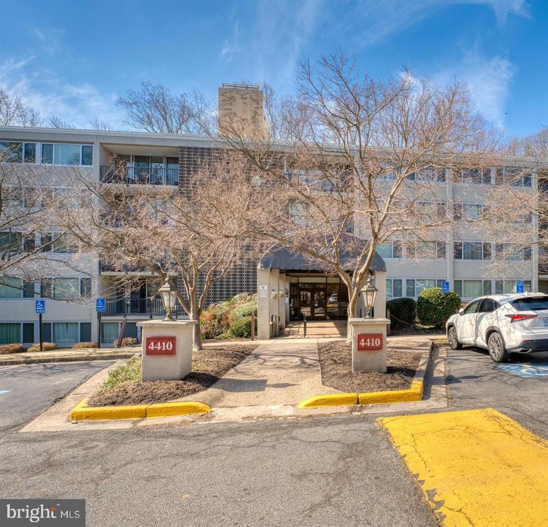 BRIARWOOD COURT - Residential Lease