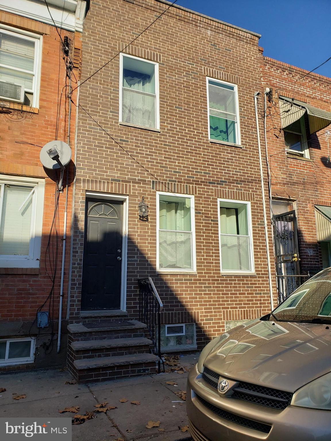 Welcome to this charming row home with open floor plan. This property feature 2 bedroom/1.5 bath, with access  roof with Panoramic views of the city, and finish basement.


This home is conveniently located close to major highways and family neighborhood. 
The property is being sold AS-IS. Buyer is responsible to complete their own due diligence to confirm it's the right property for them.