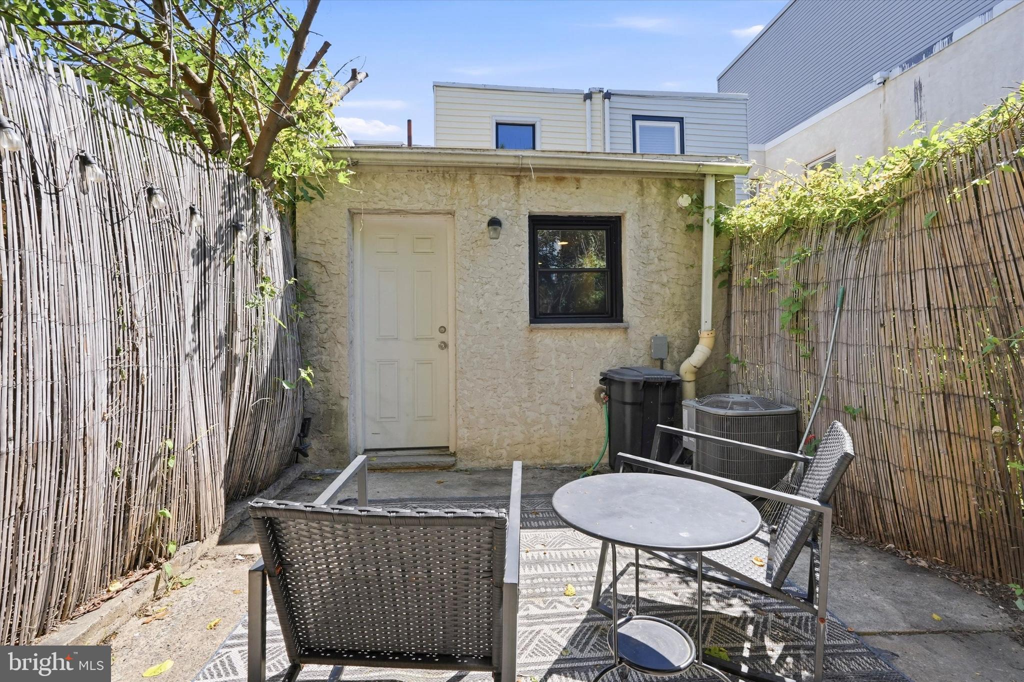 EAST KENSINGTON - Residential