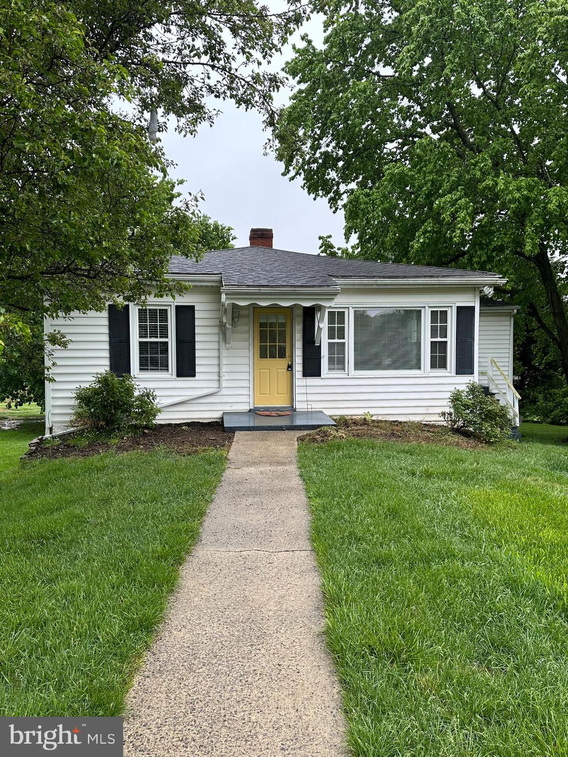 Lovely One level living in Walkersville. Carriage House with beautiful upgrades. Gourmet kitchen with SS appliances and granite counters. 3 beds and  1 bath.  Big yard, plenty of parking. Landlord pays all utilities, except cable. Beautful setting! This is only the top floor of the house. 620 or higher credit score. NO PETS