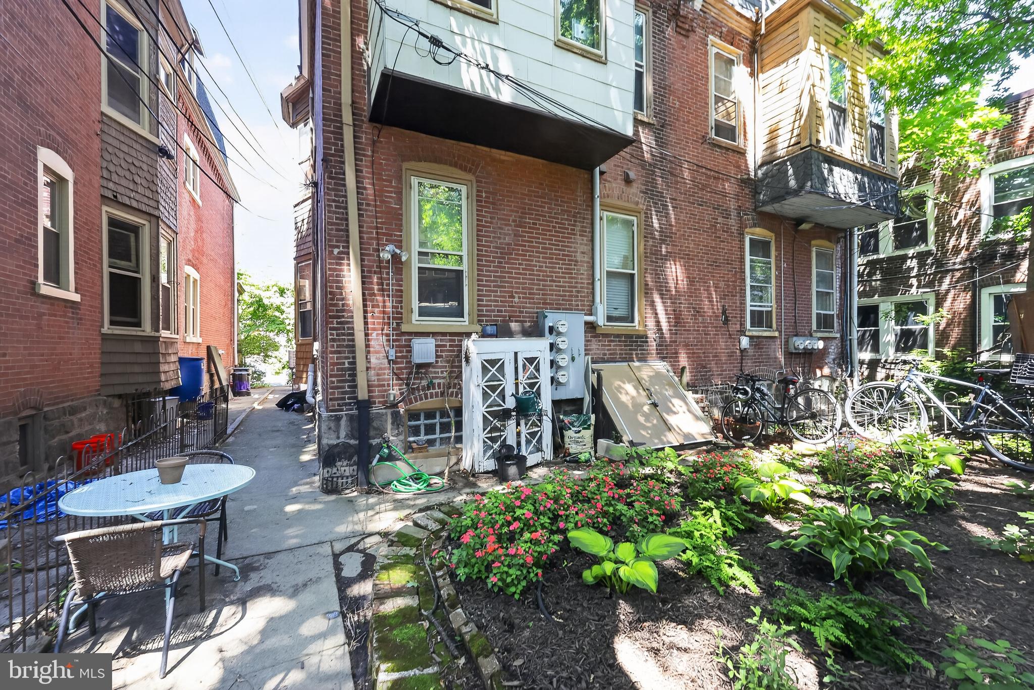 UNIVERSITY CITY - Residential Income