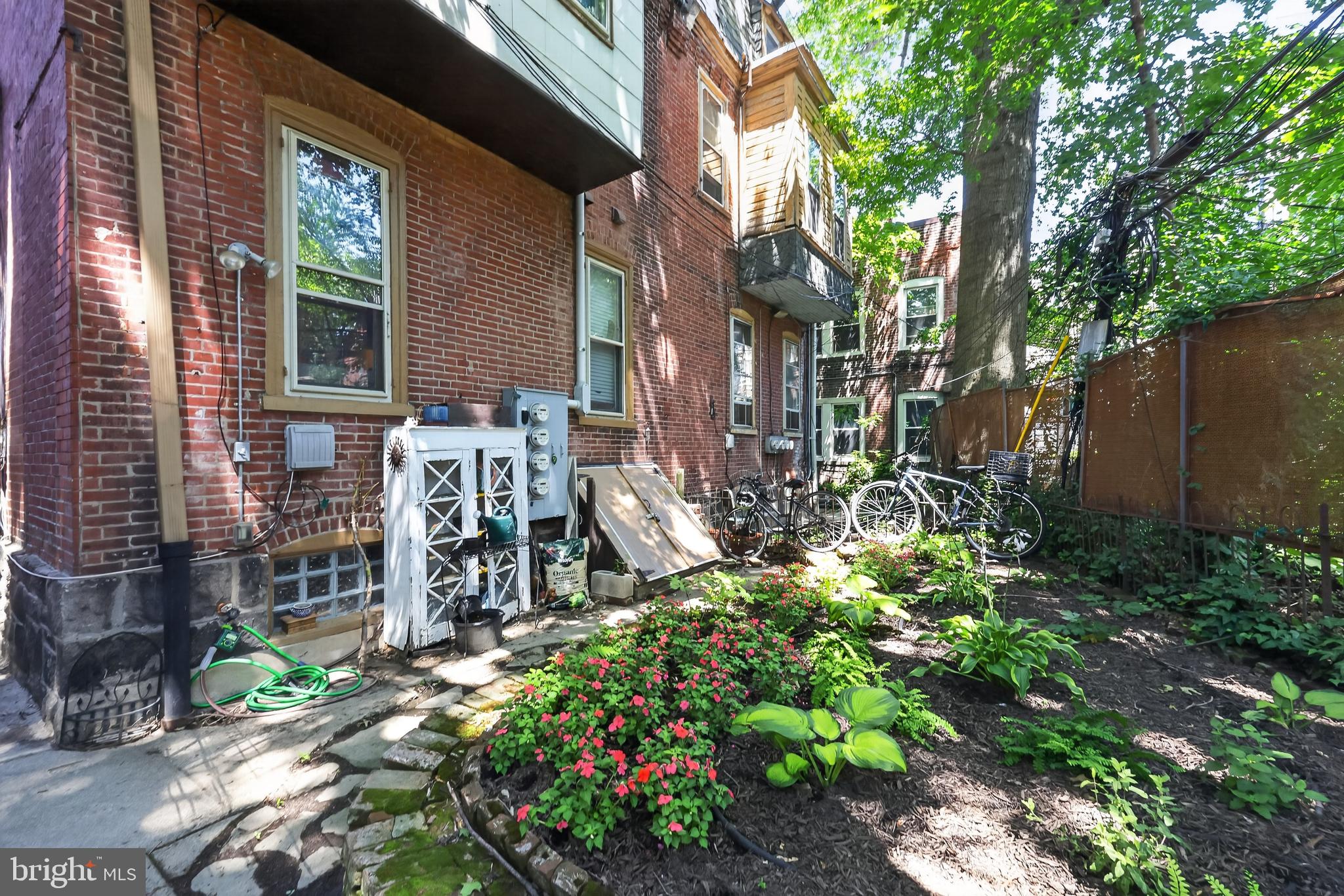 UNIVERSITY CITY - Residential Income