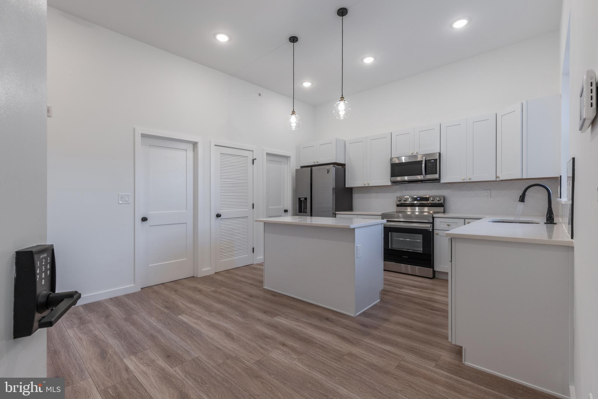 UNIVERSITY CITY - Residential Income
