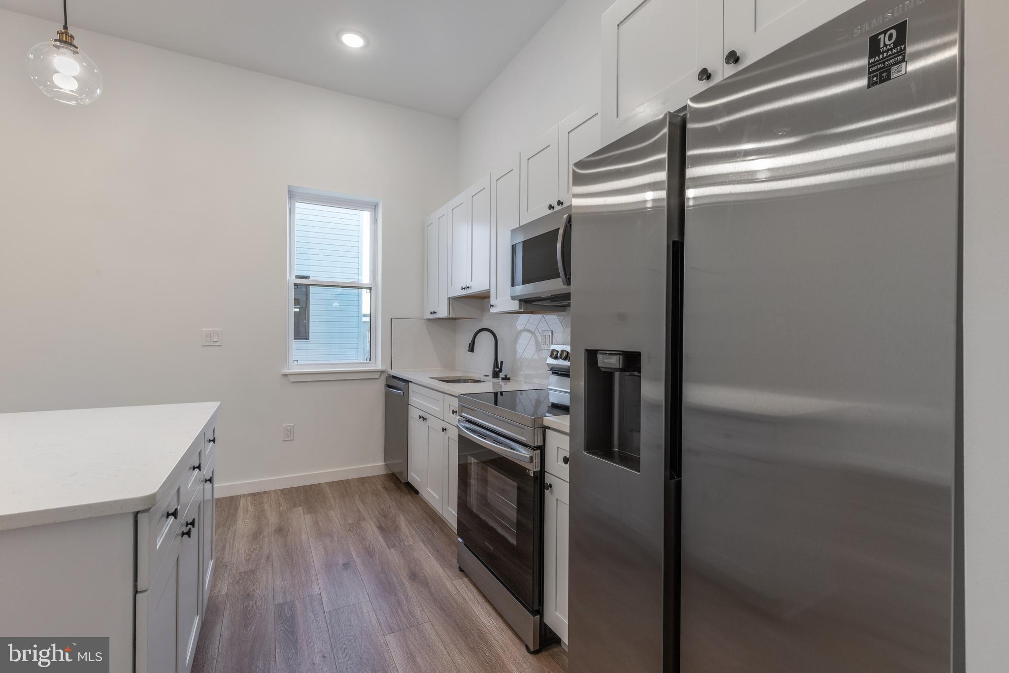 UNIVERSITY CITY - Residential Income
