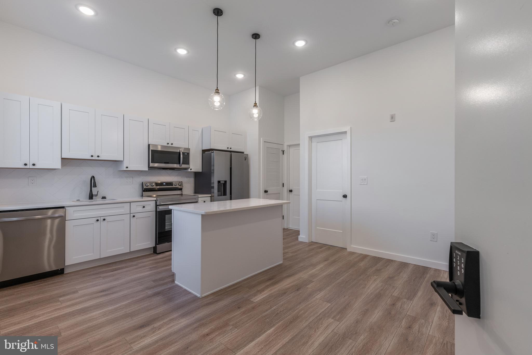UNIVERSITY CITY - Residential Income