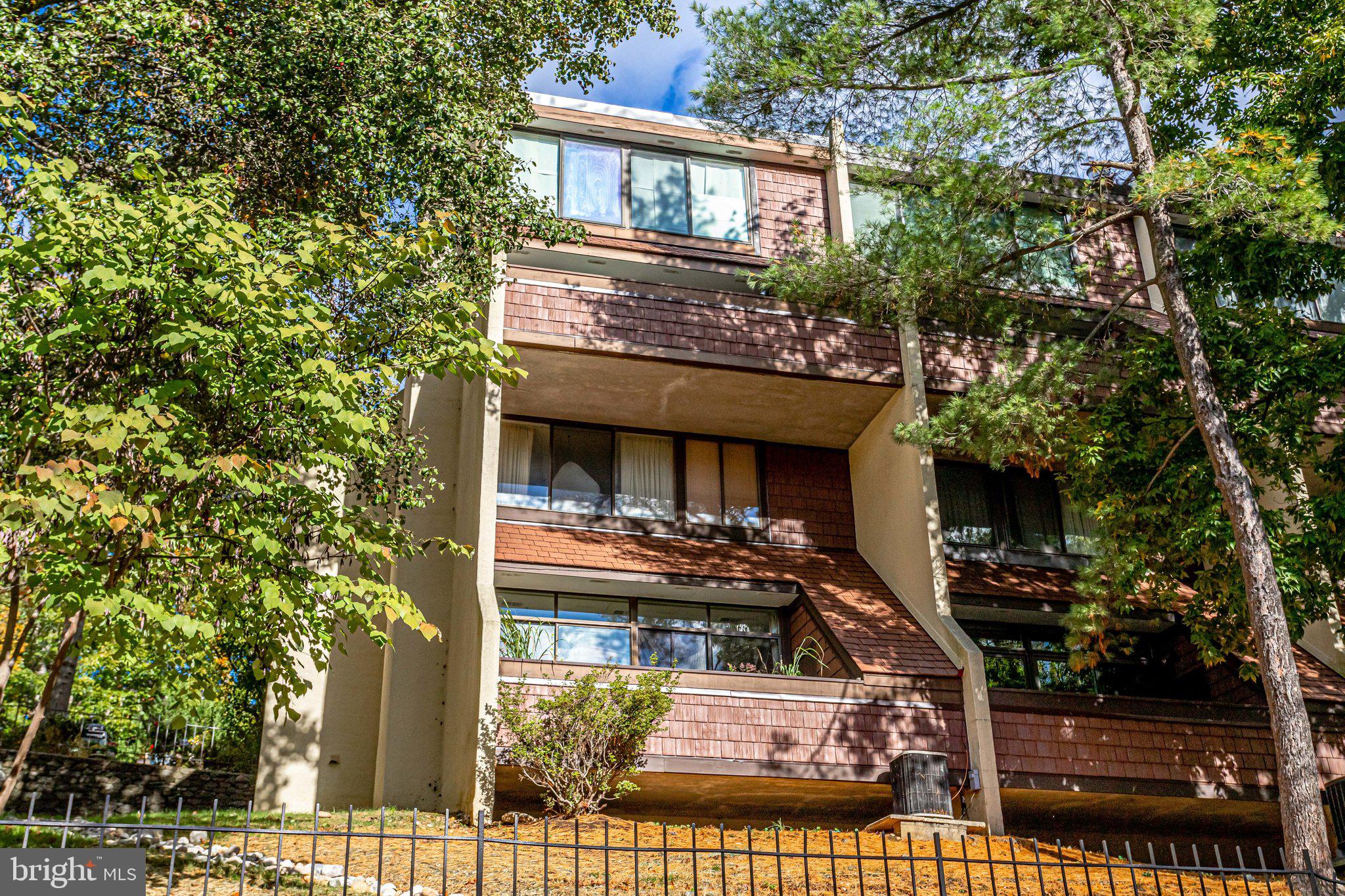 Spacious & Contemporary Two-Level Townhome-Style Condo with 2 BR and 2.5 BA & FULLY UPDATED THROUGHOUT. Open Floor Plan and Soaring Ceilings & Huge Windows that provide loads of natural light through Wall to Wall and Floor to Ceiling Windows! Two Spacious Primary Bedrooms, both with Updated Full En-Suite baths. Huge Balcony overlooking Wooded Tree-Line with Great view, AND a Large Front Patio, too! Full-size, Washer & Dryer & Tons of storage both inside and out. Quiet & Tucked Away Community-a hidden oasis in a FANTASTIC LOCATION! Only Blocks to trendy Shirlington Village, the quickly developing Columbia Pike Corridor, and hugely popular W & OD Bike Trail. Minutes to even more shops, eateries & activities in Del Ray & Old Town Alexandria.

Convenient to Everywhere including the Pentagon, National Landing, Amazon HQ, & DC and Easy community, just off I-395 and bus routes, too.