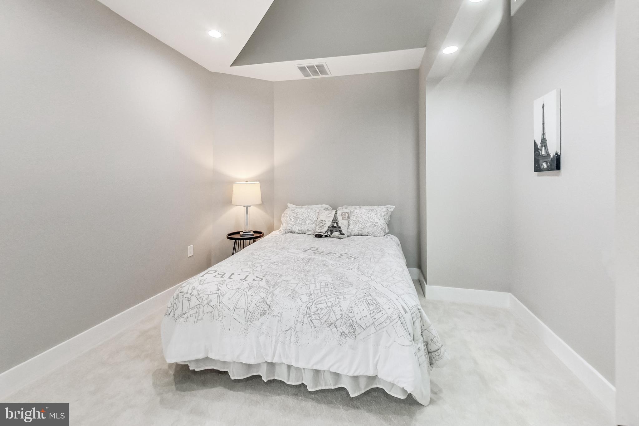 KENSINGTON HEIGHTS - Residential