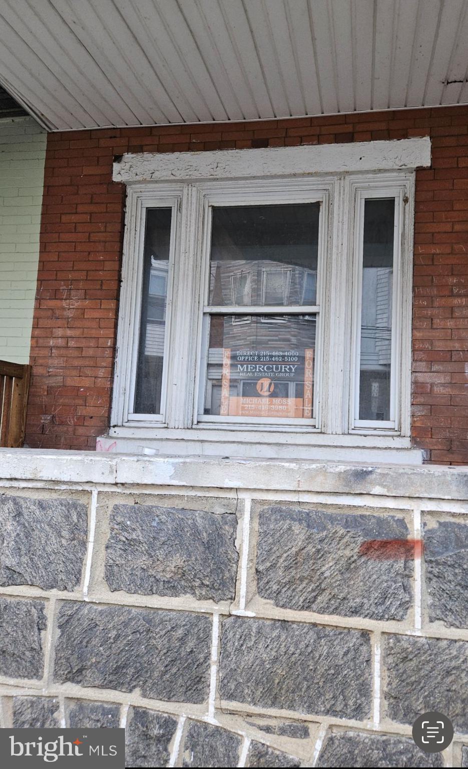 Perfect property for a homeowner or investor. With just some cosmetic upgrades this home will be move-in ready.