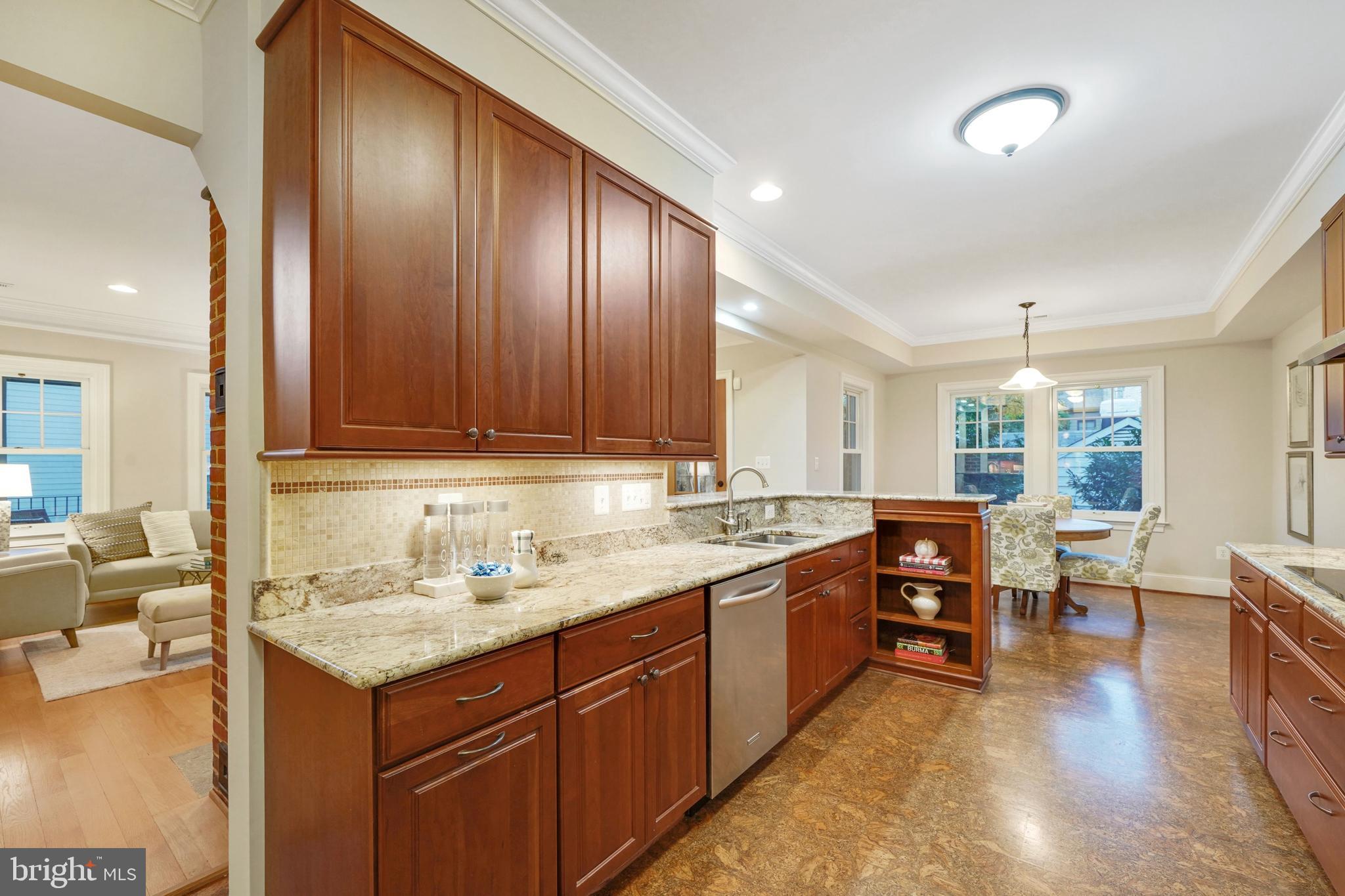 COUNTRY CLUB MANOR - Residential