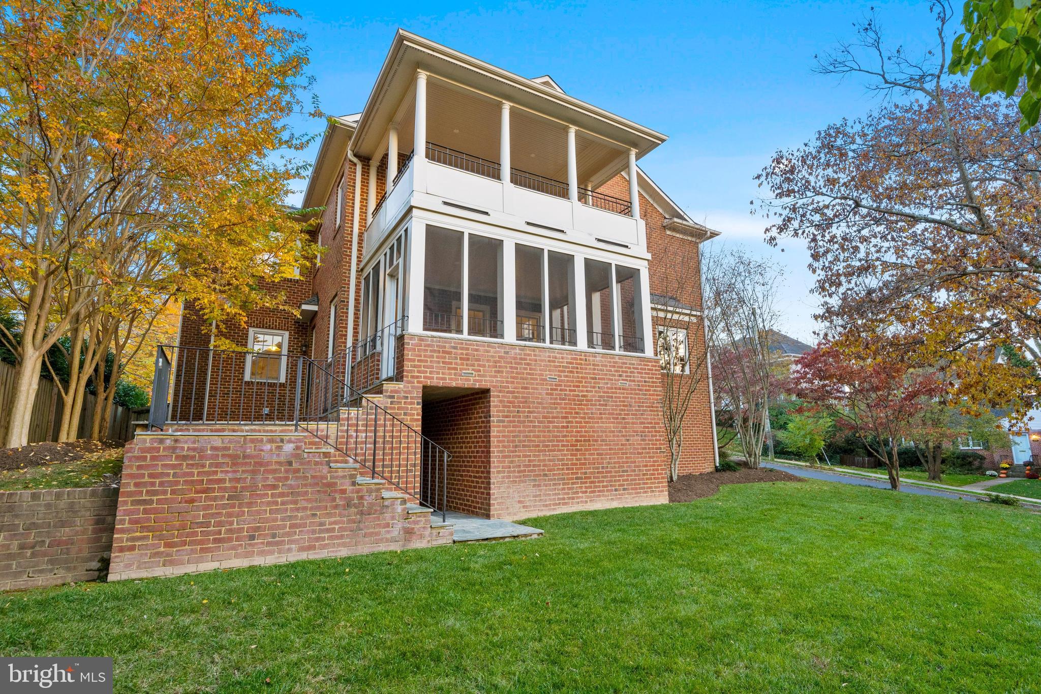 COUNTRY CLUB MANOR - Residential