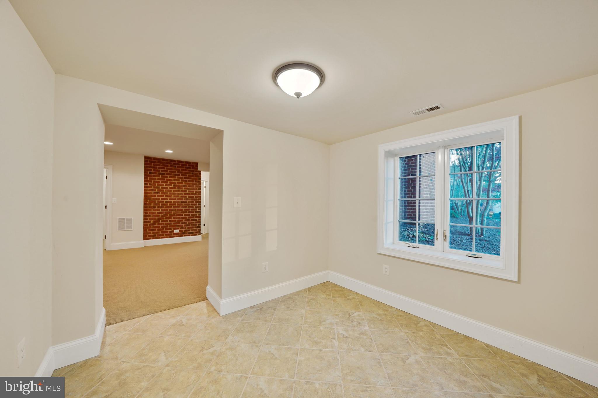 COUNTRY CLUB MANOR - Residential