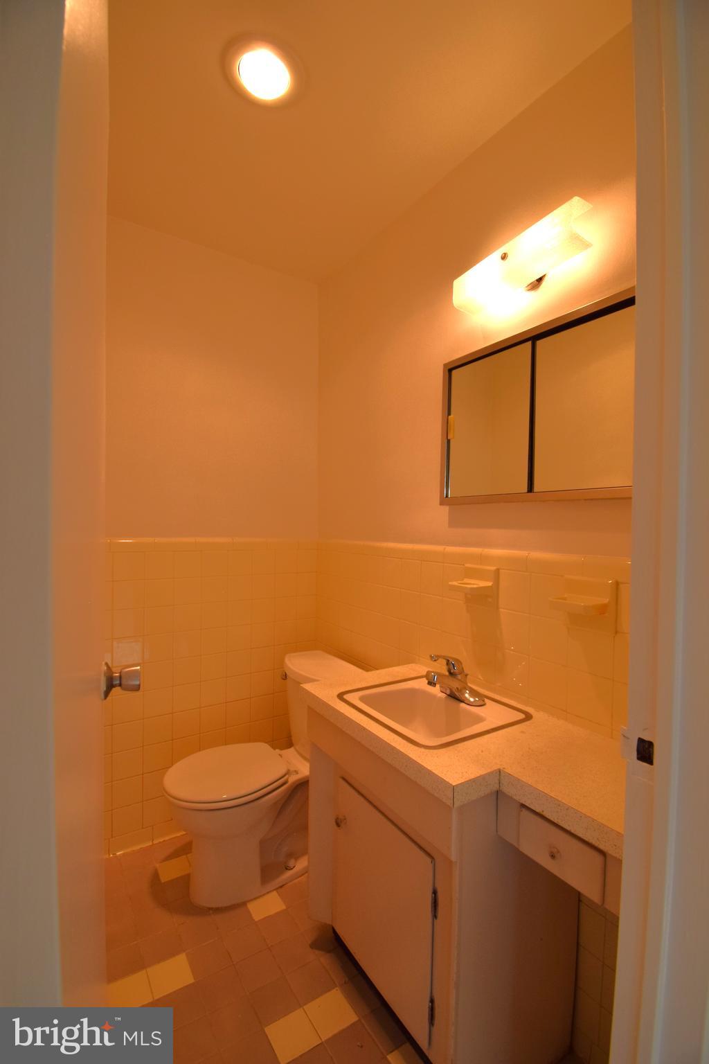 RIVER TOWERS - Residential Lease