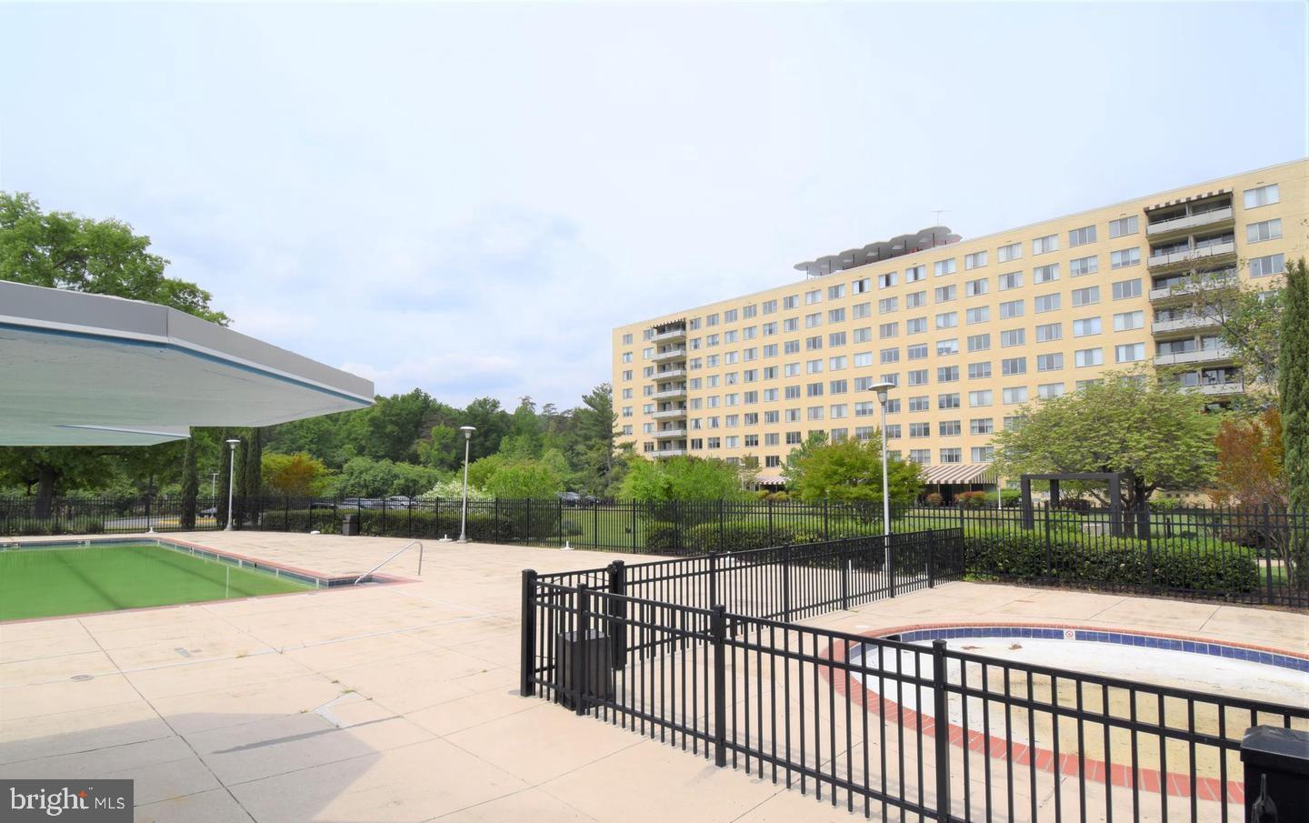 RIVER TOWERS - Residential Lease