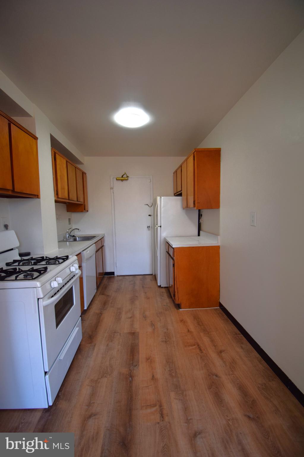 RIVER TOWERS - Residential Lease