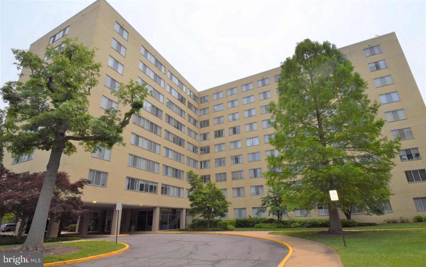 RIVER TOWERS - Residential Lease