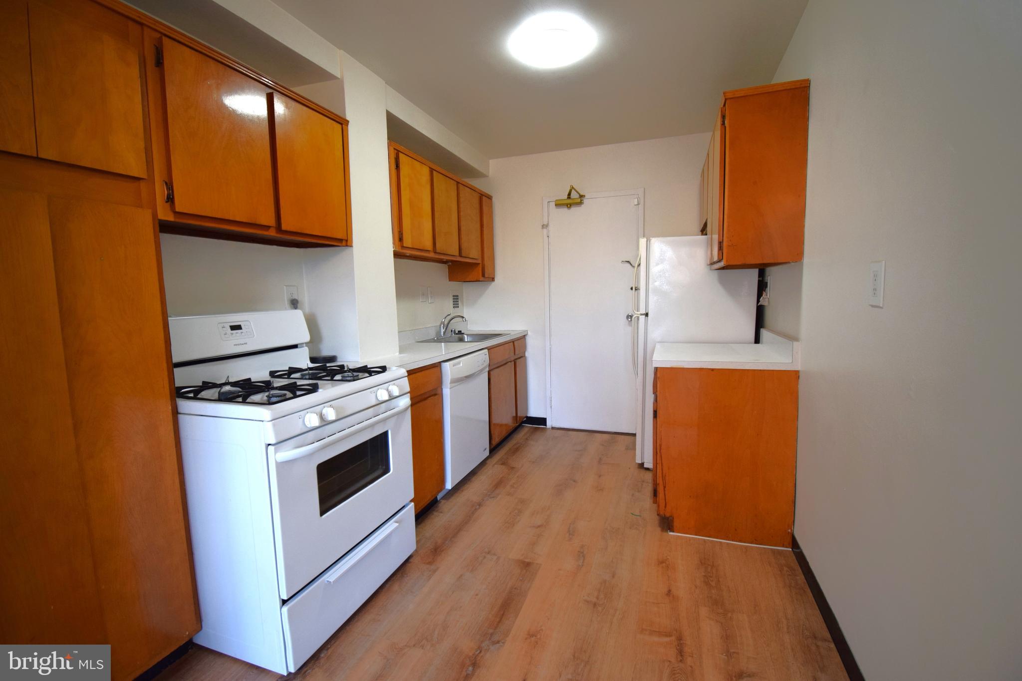 RIVER TOWERS - Residential Lease