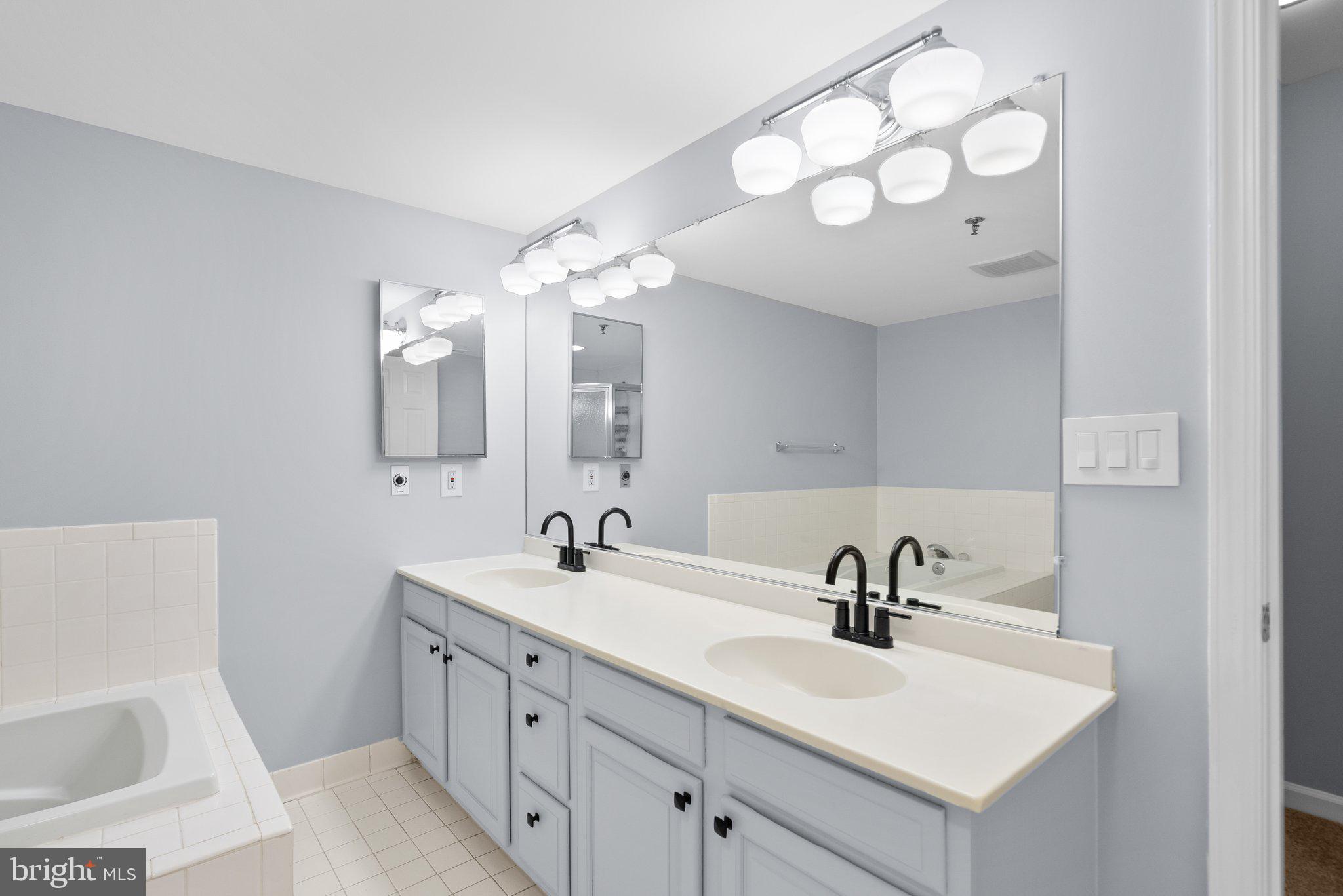 WHITLEY PARK CONDOMINIUM - Residential