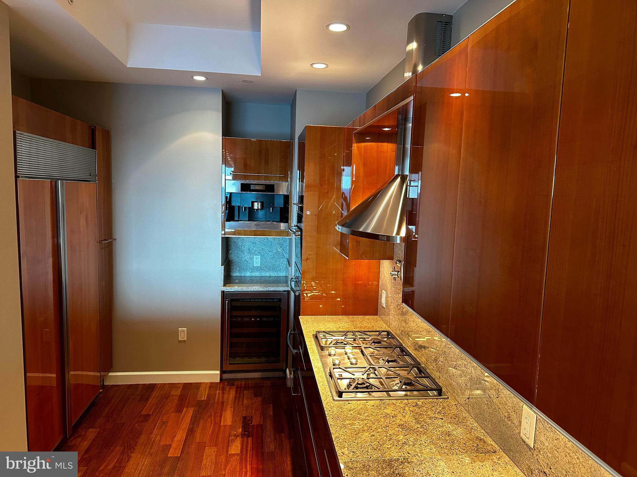 TURNBERRY TOWER - Residential