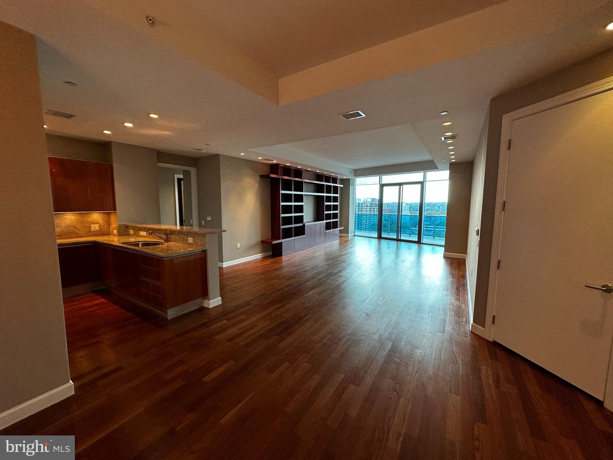TURNBERRY TOWER - Residential