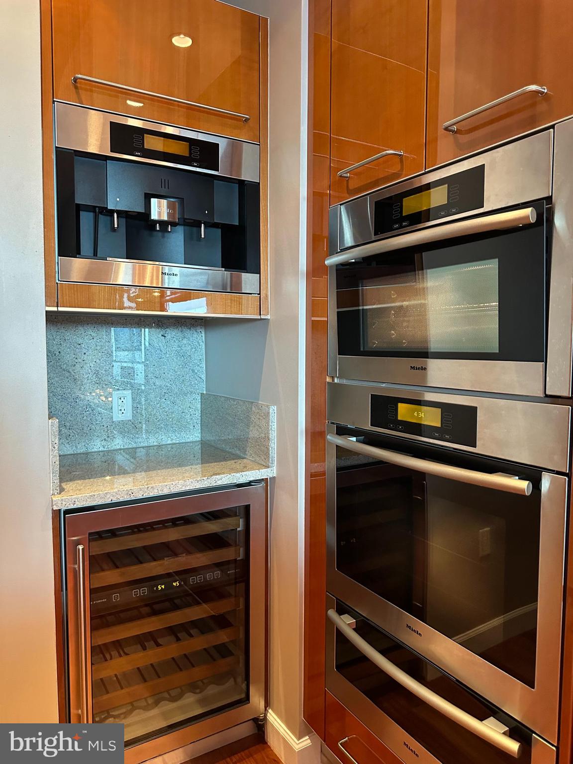 TURNBERRY TOWER - Residential