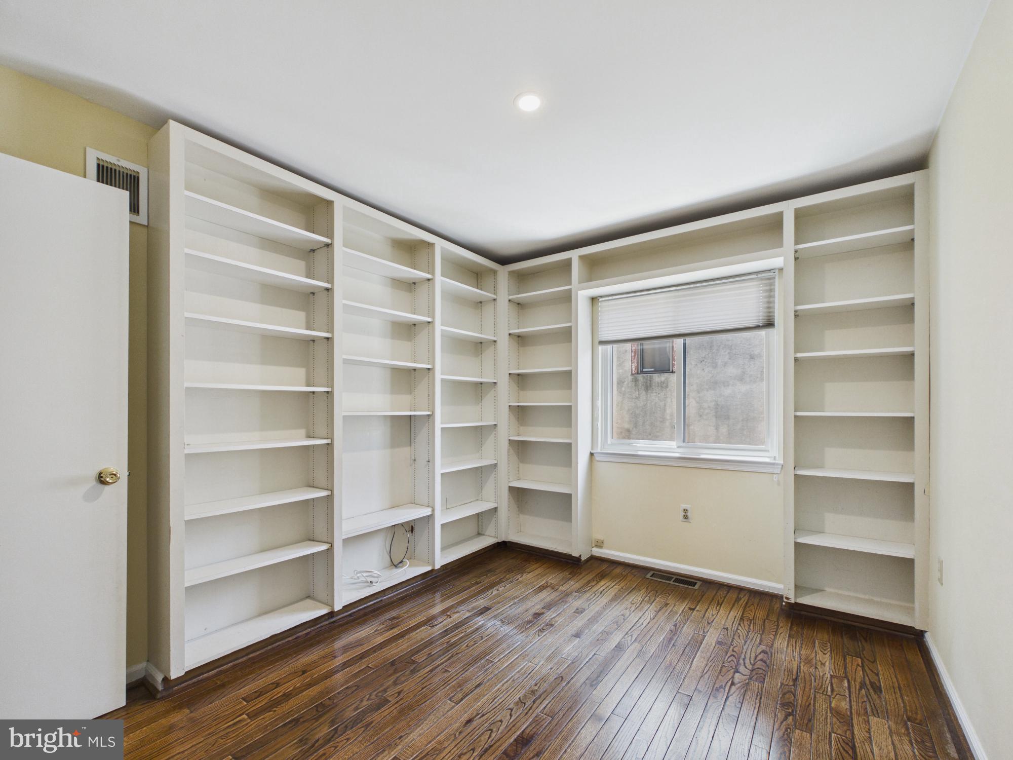 LOGAN SQUARE - Residential